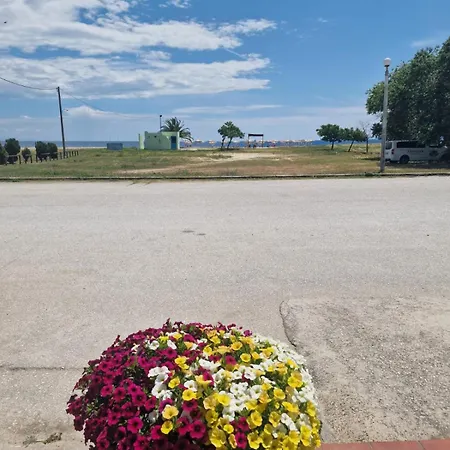 Delfini Apartmanhotel Aszproválta