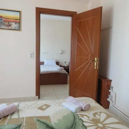 Delfini Apartahotel 3*